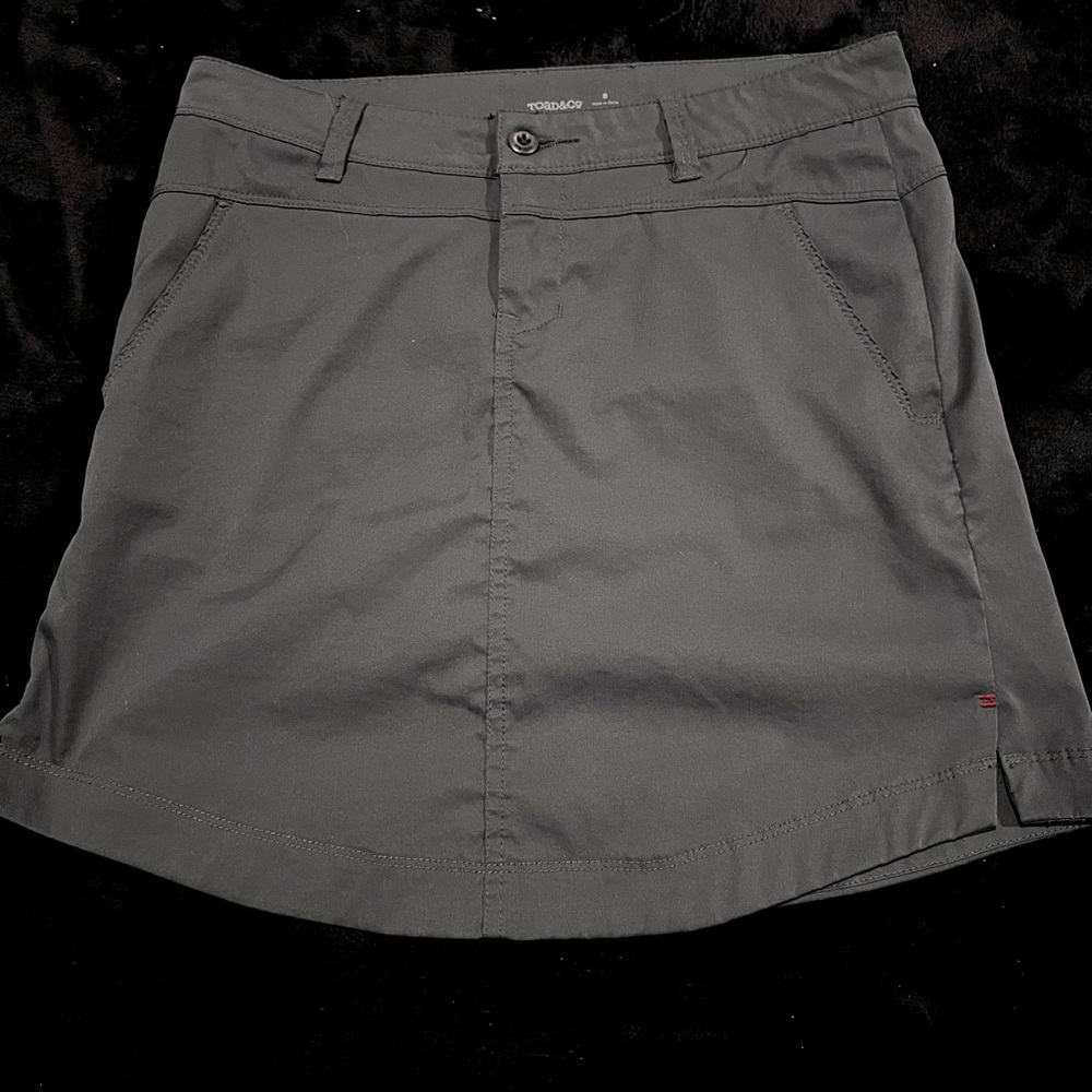 Toad&Co Metrolite skirt Dark Grey Graphite women’s 8 Zip Pockets